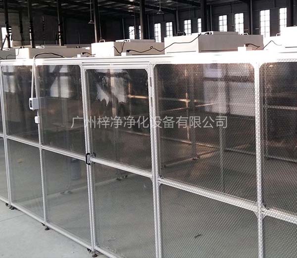 潔凈棚采用工業(yè)鋁材（或不銹鋼方通、鐵方通噴塑）作為框架，風(fēng)機濾網(wǎng)機組（FFU）送風(fēng)，四周懸掛防靜電垂簾（或鋼化玻璃），其內(nèi)部凈化級別可達到100-10000級。
