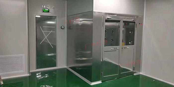 風(fēng)淋室原理是通過強(qiáng)效空氣射流對(duì)人員或物品進(jìn)行表面吹淋，以去除附著在表面上的塵埃和微生物。