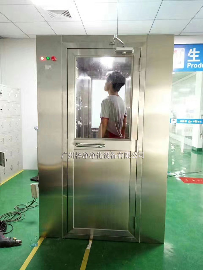 操作前應(yīng)檢查風(fēng)淋室各部件是否完好，包括門體、噴嘴、風(fēng)機、照明等。