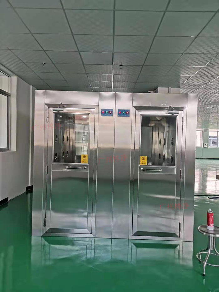 風淋室主要功能是確保工作人員在進入潔凈區(qū)前，通過吹淋去除身上的塵埃和微粒。