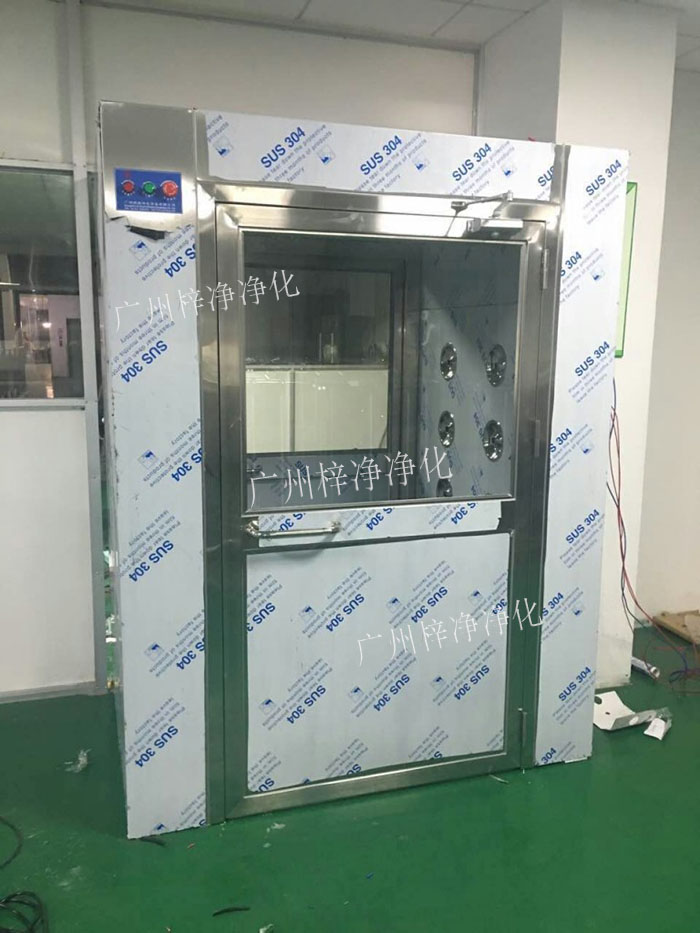 防爆風(fēng)淋室是指風(fēng)淋室的電機(jī)、指示燈、照明燈、接線管必須嚴(yán)格按照防爆標(biāo)準(zhǔn)