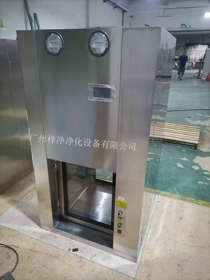 傳遞窗是一種用于潔凈室內(nèi)部或潔凈室與外界之間傳遞物品的設(shè)備，可以防止外部污染進(jìn)入潔凈室。