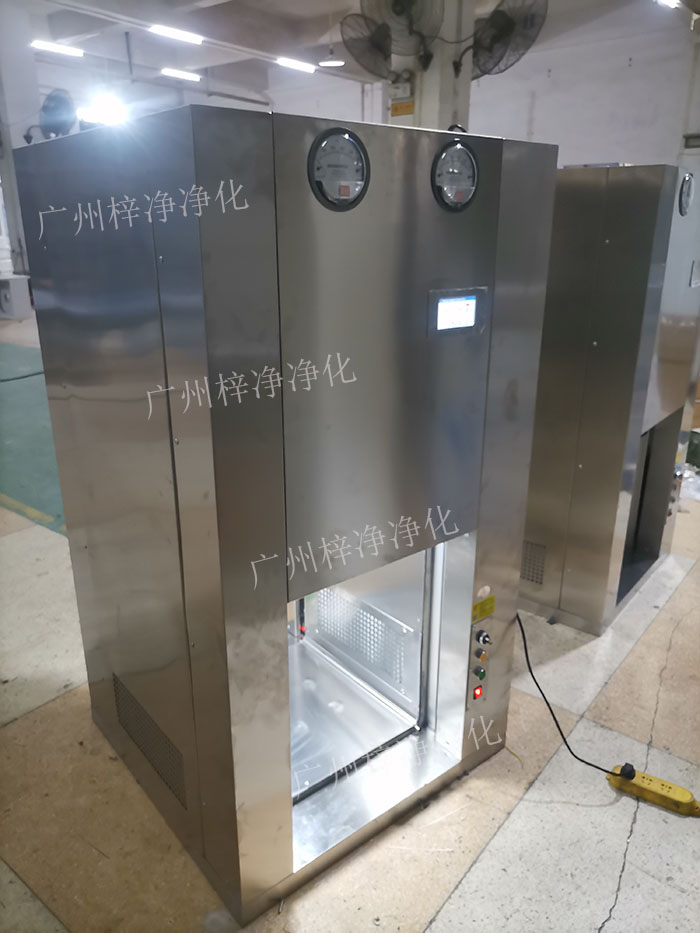 機(jī)器人機(jī)械臂傳遞窗是通過高精度的傳感器，實(shí)現(xiàn)機(jī)器人與傳遞窗的精準(zhǔn)對接。