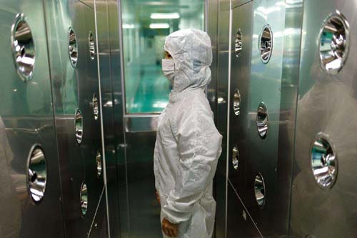 風淋室應(yīng)由專門人員負責操作和維護