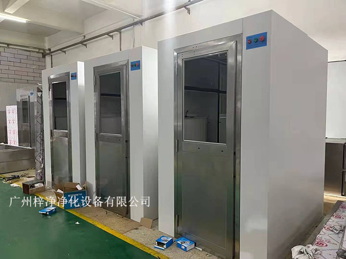 風淋室作為潔凈室的人身凈化裝置，對于維持潔凈室的潔凈度至關重要。