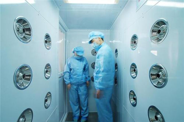 啟動風淋室按下啟動按鈕，風淋室開始工作，風機啟動，過濾器開始過濾空氣。