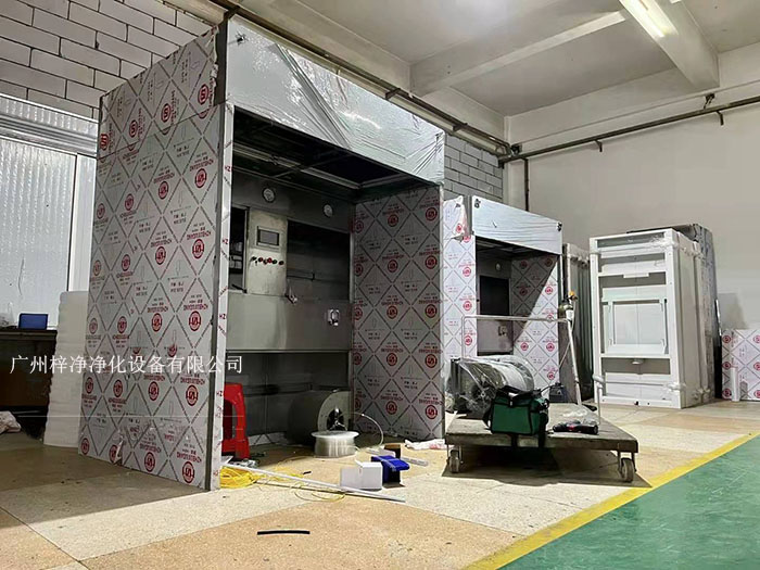 負(fù)壓稱稱量罩通過(guò)創(chuàng)造一個(gè)低氣壓的環(huán)境，防止生產(chǎn)過(guò)程中的粉塵、揮發(fā)物等有害物質(zhì)逸散到外界環(huán)境中，同時(shí)確保稱量結(jié)果的準(zhǔn)確性。
