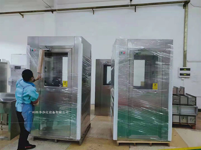 在風(fēng)淋室外部包裝上，使用纏繞膜可以進一步提高包裝的密封性和抗沖擊性。